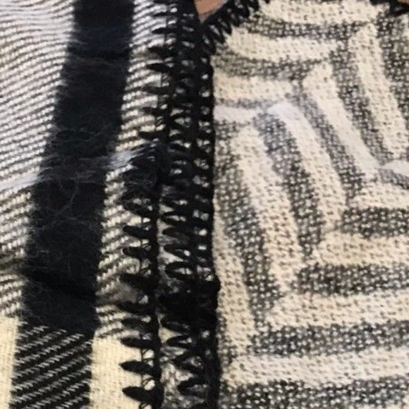 BCBGMAXAZRIA SCARF Reversible wrap - Picture 4 of 6